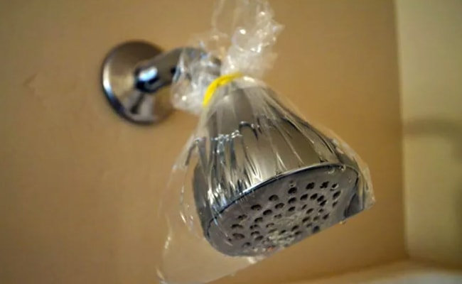 Clean-Shower-Head-With-Vinegar