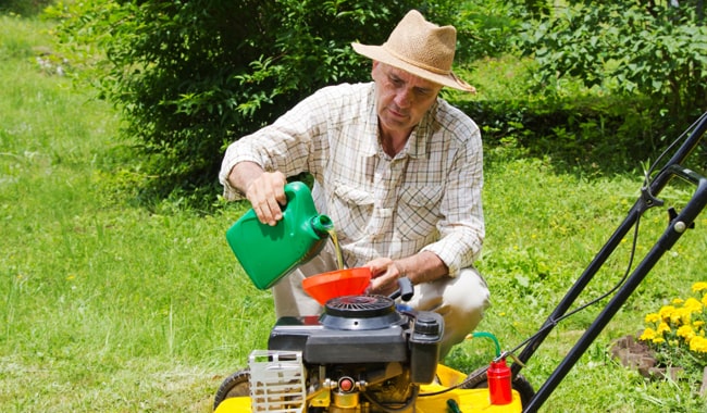 Motor-Oil-to-Use-in-Lawn-Mower